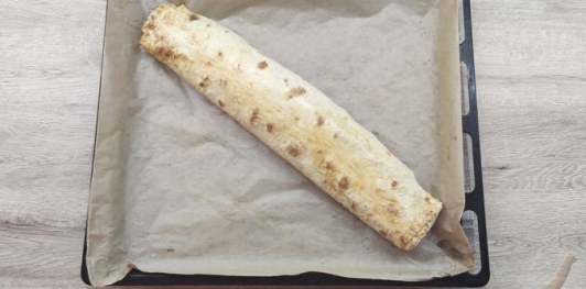 Фото приготовления рецепта: Рулет из лаваша с творогом, яблоками и грецкими орехами - шаг №15