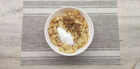 Фото приготовления рецепта: Рулет из лаваша с творогом, яблоками и грецкими орехами - шаг №4