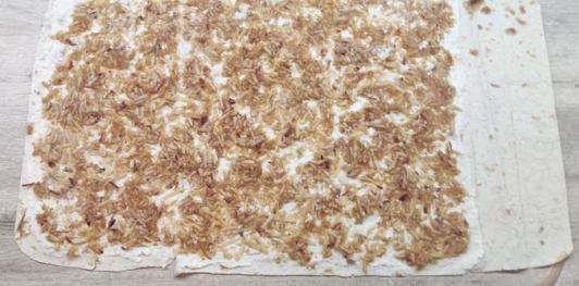 Фото приготовления рецепта: Рулет из лаваша с творогом, яблоками и грецкими орехами - шаг №8