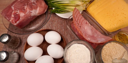 Фото приготовления рецепта: Рулетики из свинины с яйцами, ветчиной, сыром и черемшой - шаг №1