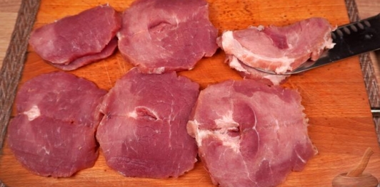 Фото приготовления рецепта: Рулетики из свинины с яйцами, ветчиной, сыром и черемшой - шаг №3