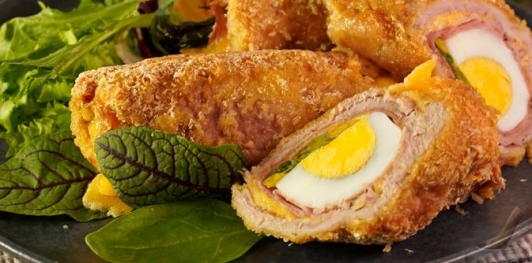 Фото приготовления рецепта: Рулетики из свинины с яйцами, ветчиной, сыром и черемшой - шаг №19