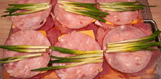 Фото приготовления рецепта: Рулетики из свинины с яйцами, ветчиной, сыром и черемшой - шаг №8