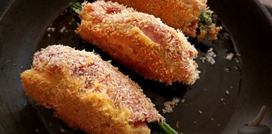 Фото приготовления рецепта: Рулетики из свинины с яйцами, ветчиной, сыром и черемшой - шаг №16