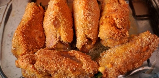 Фото приготовления рецепта: Рулетики из свинины с яйцами, ветчиной, сыром и черемшой - шаг №18