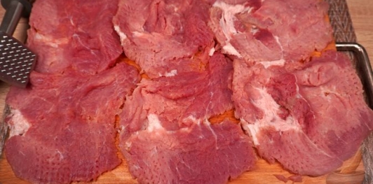 Фото приготовления рецепта: Рулетики из свинины с яйцами, ветчиной, сыром и черемшой - шаг №4