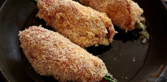 Фото приготовления рецепта: Рулетики из свинины с яйцами, ветчиной, сыром и черемшой - шаг №15