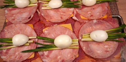 Фото приготовления рецепта: Рулетики из свинины с яйцами, ветчиной, сыром и черемшой - шаг №9