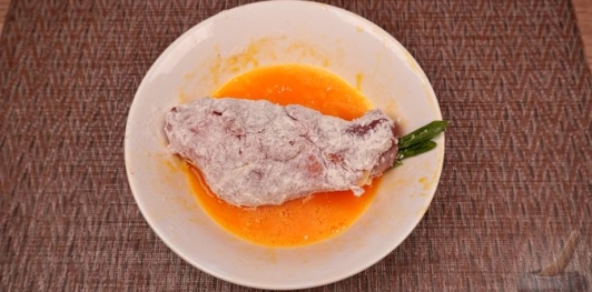 Фото приготовления рецепта: Рулетики из свинины с яйцами, ветчиной, сыром и черемшой - шаг №13