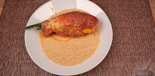 Фото приготовления рецепта: Рулетики из свинины с яйцами, ветчиной, сыром и черемшой - шаг №14