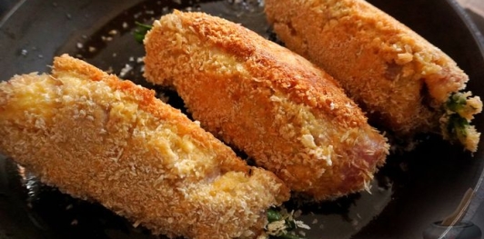 Фото приготовления рецепта: Рулетики из свинины с яйцами, ветчиной, сыром и черемшой - шаг №17