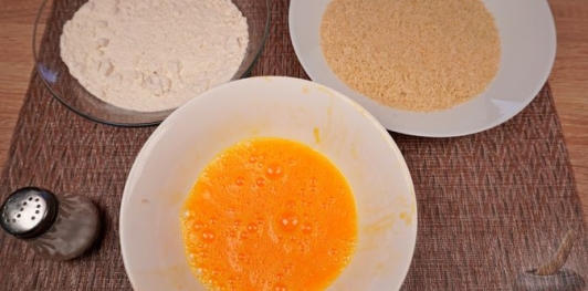 Фото приготовления рецепта: Рулетики из свинины с яйцами, ветчиной, сыром и черемшой - шаг №11