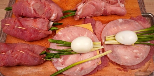 Фото приготовления рецепта: Рулетики из свинины с яйцами, ветчиной, сыром и черемшой - шаг №10