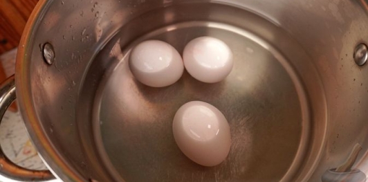 Фото приготовления рецепта: Рулетики из свинины с яйцами, ветчиной, сыром и черемшой - шаг №2