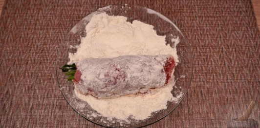 Фото приготовления рецепта: Рулетики из свинины с яйцами, ветчиной, сыром и черемшой - шаг №12