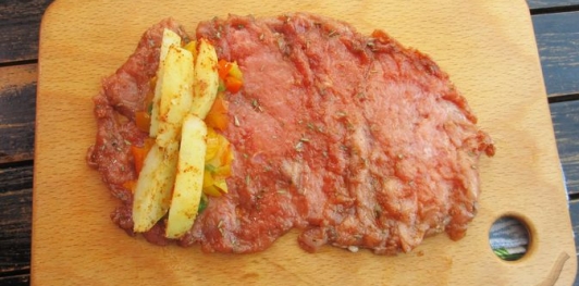 Фото приготовления рецепта: Рулетики из свинины, с картофелем и перцем - шаг №16