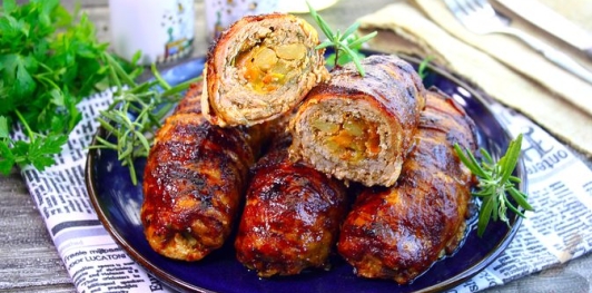 Фото приготовления рецепта: Рулетики из свинины, с картофелем и перцем - шаг №26