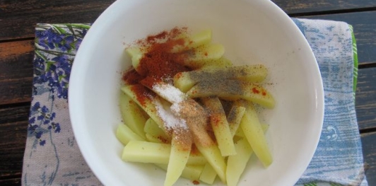 Фото приготовления рецепта: Рулетики из свинины, с картофелем и перцем - шаг №12