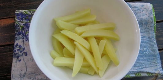 Фото приготовления рецепта: Рулетики из свинины, с картофелем и перцем - шаг №11