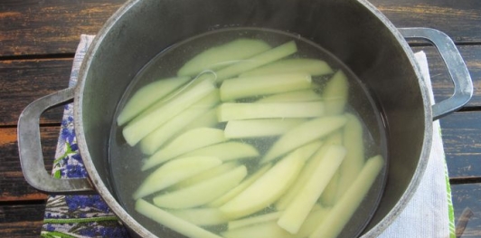 Фото приготовления рецепта: Рулетики из свинины, с картофелем и перцем - шаг №10