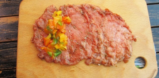 Фото приготовления рецепта: Рулетики из свинины, с картофелем и перцем - шаг №15