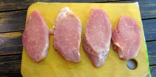 Фото приготовления рецепта: Рулетики из свинины, с картофелем и перцем - шаг №2