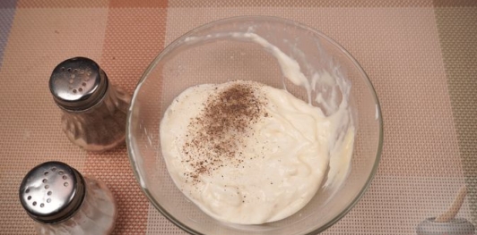 Фото приготовления рецепта: Рулетики из ветчины, с яйцами и хреном - шаг №9