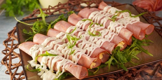 Фото приготовления рецепта: Рулетики из ветчины, с яйцами и хреном - шаг №11