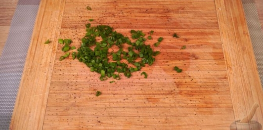 Фото приготовления рецепта: Рулетики из ветчины, с яйцами и хреном - шаг №3