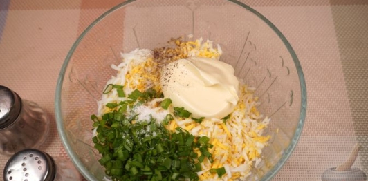 Фото приготовления рецепта: Рулетики из ветчины, с яйцами и хреном - шаг №4