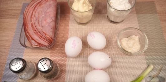 Фото приготовления рецепта: Рулетики из ветчины, с яйцами и хреном - шаг №1