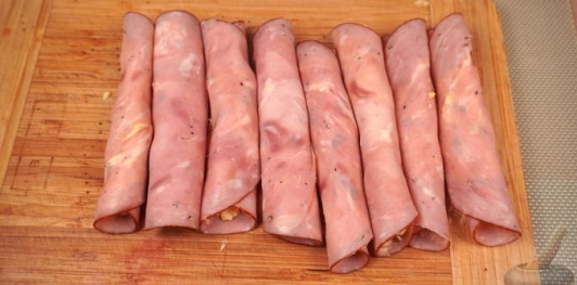 Фото приготовления рецепта: Рулетики из ветчины, с яйцами и хреном - шаг №7