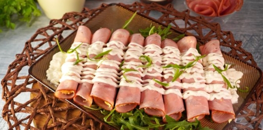 Фото приготовления рецепта: Рулетики из ветчины, с яйцами и хреном - шаг №12