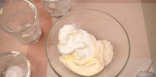 Фото приготовления рецепта: Рулетики из ветчины, с яйцами и хреном - шаг №8