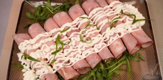 Фото приготовления рецепта: Рулетики из ветчины, с яйцами и хреном - шаг №10