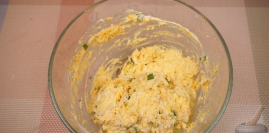 Фото приготовления рецепта: Рулетики из ветчины, с яйцами и хреном - шаг №5