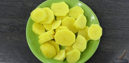 Фото приготовления рецепта: Рыба, тушенная с картофелем в томатно-имбирном соусе - шаг №4