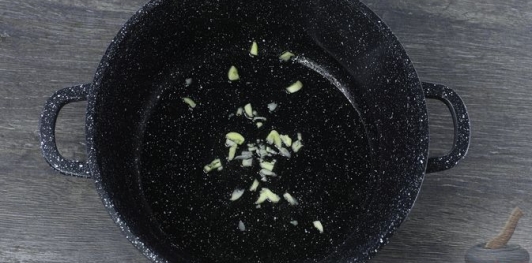 Фото приготовления рецепта: Рыба, тушенная с картофелем в томатно-имбирном соусе - шаг №7