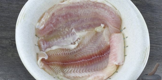 Фото приготовления рецепта: Рыба, тушенная с картофелем в томатно-имбирном соусе - шаг №2