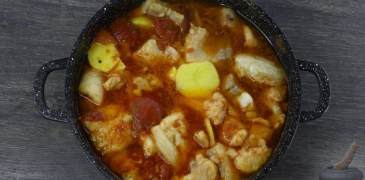 Фото приготовления рецепта: Рыба, тушенная с картофелем в томатно-имбирном соусе - шаг №19