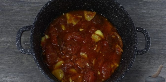 Фото приготовления рецепта: Рыба, тушенная с картофелем в томатно-имбирном соусе - шаг №12