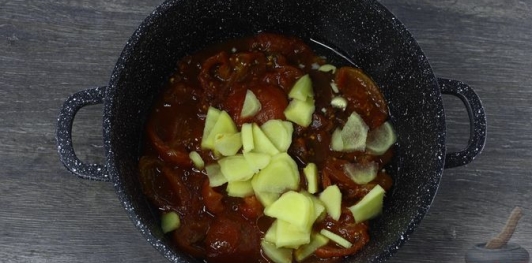 Фото приготовления рецепта: Рыба, тушенная с картофелем в томатно-имбирном соусе - шаг №10