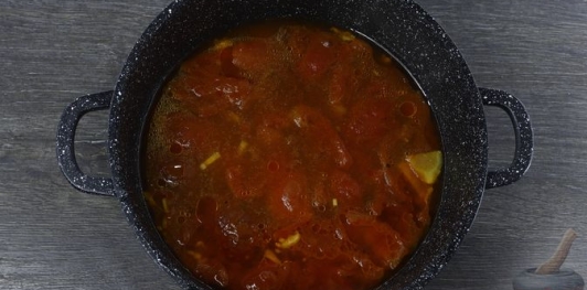 Фото приготовления рецепта: Рыба, тушенная с картофелем в томатно-имбирном соусе - шаг №14