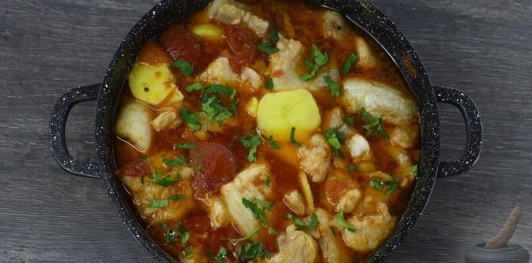 Фото приготовления рецепта: Рыба, тушенная с картофелем в томатно-имбирном соусе - шаг №20