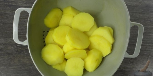 Фото приготовления рецепта: Рыба, тушенная с картофелем в томатно-имбирном соусе - шаг №6