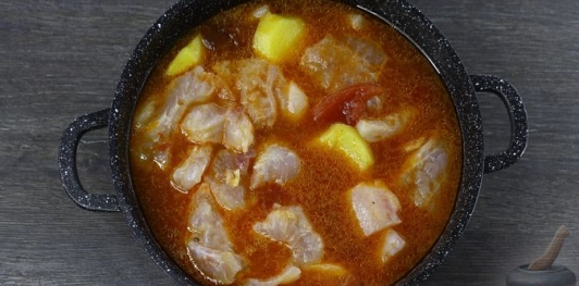 Фото приготовления рецепта: Рыба, тушенная с картофелем в томатно-имбирном соусе - шаг №18