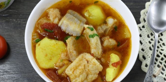 Фото приготовления рецепта: Рыба, тушенная с картофелем в томатно-имбирном соусе - шаг №21