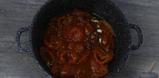 Фото приготовления рецепта: Рыба, тушенная с картофелем в томатно-имбирном соусе - шаг №9