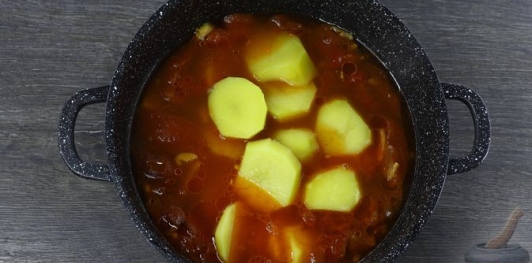 Фото приготовления рецепта: Рыба, тушенная с картофелем в томатно-имбирном соусе - шаг №15