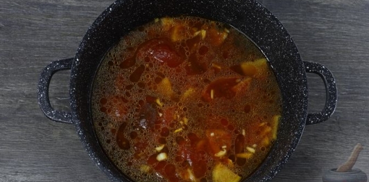 Фото приготовления рецепта: Рыба, тушенная с картофелем в томатно-имбирном соусе - шаг №13